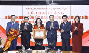Chủ tịch Quốc hội trao tặng Bằng khen cho tập thể Báo Đại biểu Nhân dân