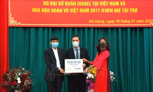 Trao tặng thư viện thân thiện cho học sinh dân tộc thiểu số Hà Giang
