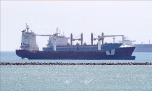Lai dắt thành công tàu mắc cạn, giao thông trên kênh Suez trở lại bình thường