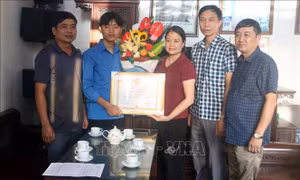 Trao Huy hiệu 'Tuổi trẻ dũng cảm' cho nam sinh cứu người bị đuối nước trên sông Múc