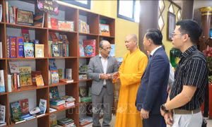 Thắt chặt gắn kết cộng đồng kiều bào tại Lào qua hoạt động của chùa Phật Tích