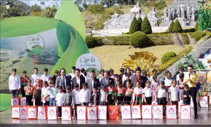 'Cặp lá yêu thương' tiếp sức cho học sinh hoàn cảnh khó khăn tới trường