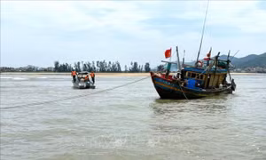 Cứu hộ và lai dắt thành công tàu cá gặp nạn tại cửa Lạch Cờn