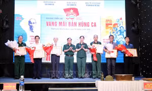 Khai mạc Triển lãm chuyên đề '50 năm vang mãi bản hùng ca'