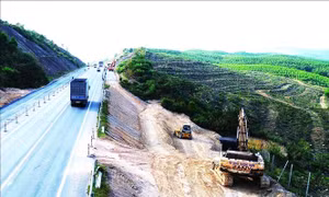Tăng tốc thi công cao tốc Cam Lộ - La Sơn giữa thời tiết bất lợi