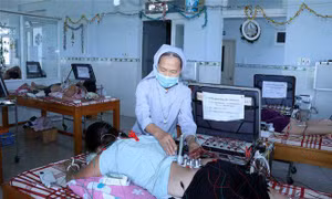 Người nữ tu tận tâm phục vụ bệnh nhân nghèo