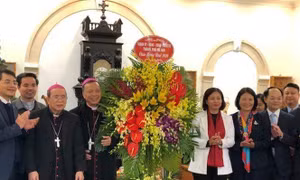 Lãnh đạo thành phố Hà Nội thăm, chúc mừng Giáo phận Hưng Hóa