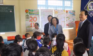Trưởng ban Dân vận Trung ương thăm, tặng quà tại các điểm trường khó khăn tỉnh Kon Tum