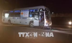 Xe khách tông xe máy, 2 cha con nguy kịch