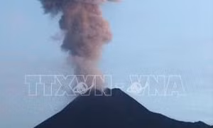 Indonesia đóng cửa sân bay trên đảo Java do núi lửa Merapi phun trào 