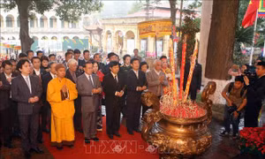 Dâng hương tưởng nhớ các bậc tiên đế, hiền tài tại Hoàng thành Thăng Long