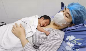 Điều trị, nuôi dưỡng thành công bé gái sinh non nặng 1kg