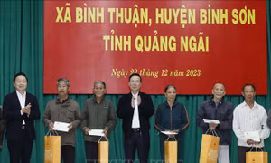 Chủ tịch nước thăm hỏi, động viên và tặng quà nhân dân xã nông thôn mới Bình Thuận
