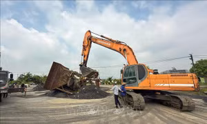 Hà Nội: Cưỡng chế, rào chắn 6 bến vật liệu xây dựng không phép ven sông