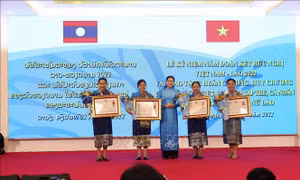 Trao tặng Huân chương, Huy chương cho các tập thể, cá nhân Hội Liên hiệp Phụ nữ Lào