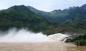 Bắt đầu xả lũ hồ thủy điện lớn nhất khu vực Bắc Trung Bộ