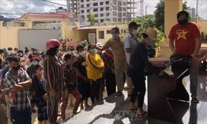 Hàng trăm hộ gia đình gốc Việt gặp khó khăn ở Campuchia được nhận đồ cứu trợ