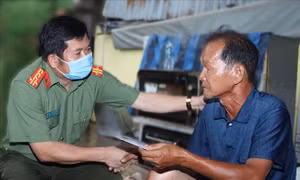 Hỗ trợ 3 gia đình có nhà bị cháy rụi tại thành phố Long Xuyên