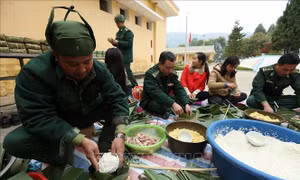 Bánh chưng xanh gửi tặng gia đình chính sách, người nghèo tại 29 xã biên giới