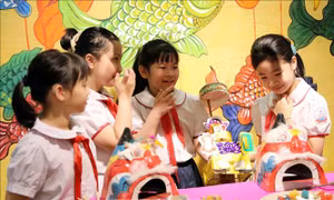 Học sinh Thủ đô hào hứng trải nghiệm làm đồ chơi Trung thu truyền thống