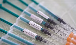 Hãng dược phẩm GSK và Sanofi thử nghiệm lâm sàng vaccine ngừa COVID-19