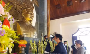 Dâng hoa, dâng hương tưởng niệm Tổng Bí thư Lê Duẩn