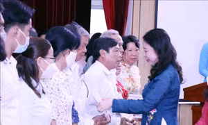 Phó Chủ tịch nước dự lễ trao học bổng 'Học không bao giờ cùng'