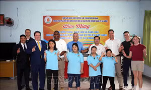 Đại sứ Hoa Kỳ tại Việt Nam Marc Knapper thăm, giao lưu thể thao với nạn nhân da cam