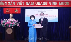 TP Hồ Chí Minh tiếp nhận kinh phí, trang thiết bị y tế chống dịch COVID-19