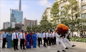 Lãnh đạo TP Hồ Chí Minh dâng hương Chủ tịch Hồ Chí Minh dịp sinh nhật Bác 19/5