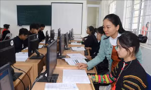 Nhân rộng mô hình 'Mỗi thầy, cô giáo nhận đỡ đầu một học sinh có hoàn cảnh khó khăn trong nhà trường'