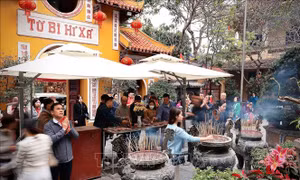 Hà Nội: Người dân đi lễ Rằm tháng Giêng cầu an đầu năm