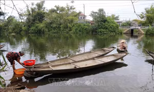 Người dân ngóng đợi cây cầu mới thay cầu cũ bị lũ cuốn trôi