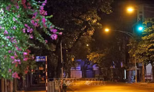 Bình lặng, thân thương phố đêm Hà Nội những ngày giãn cách