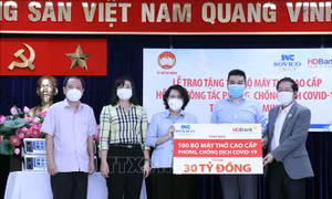 Tiếp nhận, bàn giao thiết bị y tế phục vụ chữa bệnh cho bệnh nhân COVID-19