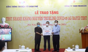 Trao tặng 100.000 khay thử xét nghiệm định tính kháng nguyên SARS-CoV-2 cho 4 tỉnh, thành