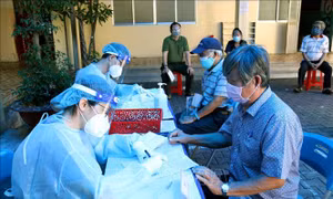 TP Hồ Chí Minh: Đặt lịch cho người bị hoãn tiêm vaccine COVID-19