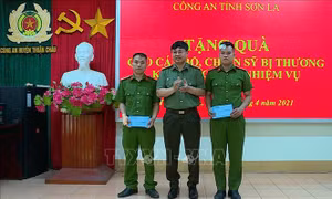 Thăm, tặng quà cán bộ Công an bị thương khi đấu tranh với tội phạm ma túy
