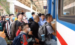 Hàng nghìn vé tàu, máy bay miễn phí cho người lao động về quê đón Tết 2025