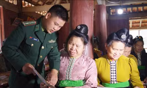 Ấm áp tình quân dân nơi vùng cao biên giới Điện Biên