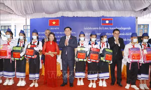 Chủ tịch Quốc hội Vương Đình Huệ thăm trường Dân tộc nội trú Champasak