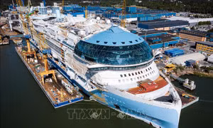 Hạ thủy du thuyền lớn nhất thế giới