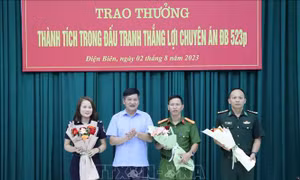 Khen thưởng nóng thành tích phá đường dây ma túy từ Lào về Điện Biên