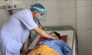Cứu sống bệnh nhân mắc COVID-19 nặng bị xuất huyết tự phát 