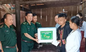 Nam sinh viết tiếp ước mơ vào đại học của đồng bào dân tộc Chứt