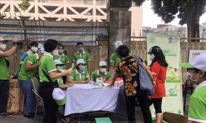 Hà Nội thực hiện thí điểm chương trình đổi rác lấy quà