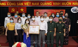 Trao bằng Tổ quốc ghi công cho gia đình Hiệp sỹ đường phố - Liệt sỹ Nguyễn Hoàng Nam