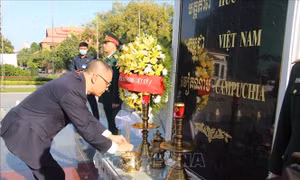Đại sứ quán Việt Nam tại Campuchia đặt vòng hoa tưởng niệm tại Đài Hữu nghị