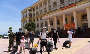Thắm tình quân dân trong giây phút bàn giao công dân hoàn thành cách ly