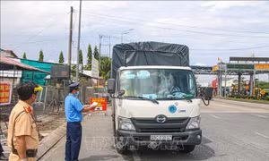 Thống nhất khai báo y tế với xe 'luồng xanh' khi đi qua các chốt kiểm soát phía Nam
